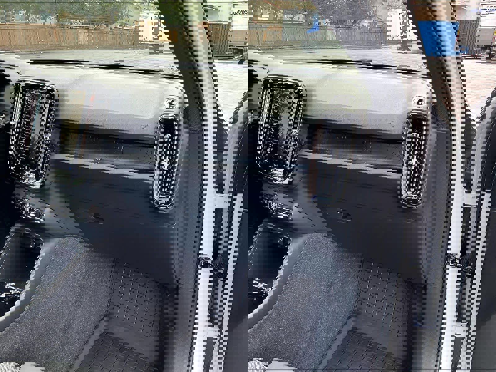 Used 2023 Volvo XC40 Recharge Core w/ Protection Package Premier image 19