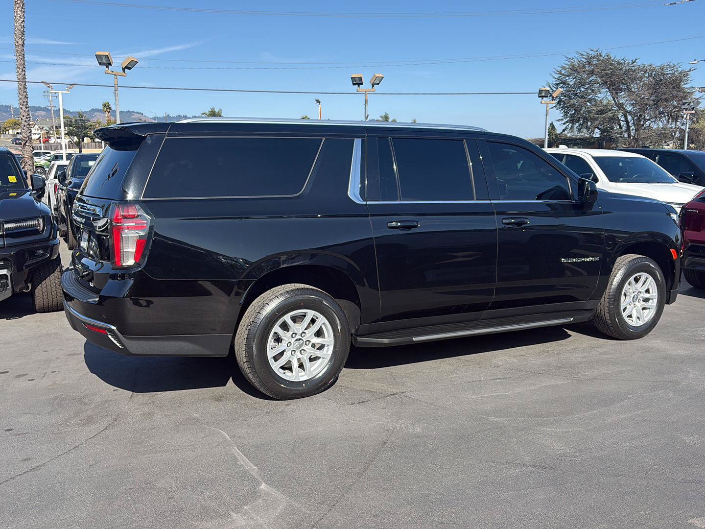 Used 2023 Chevrolet Suburban LT RWD image 3