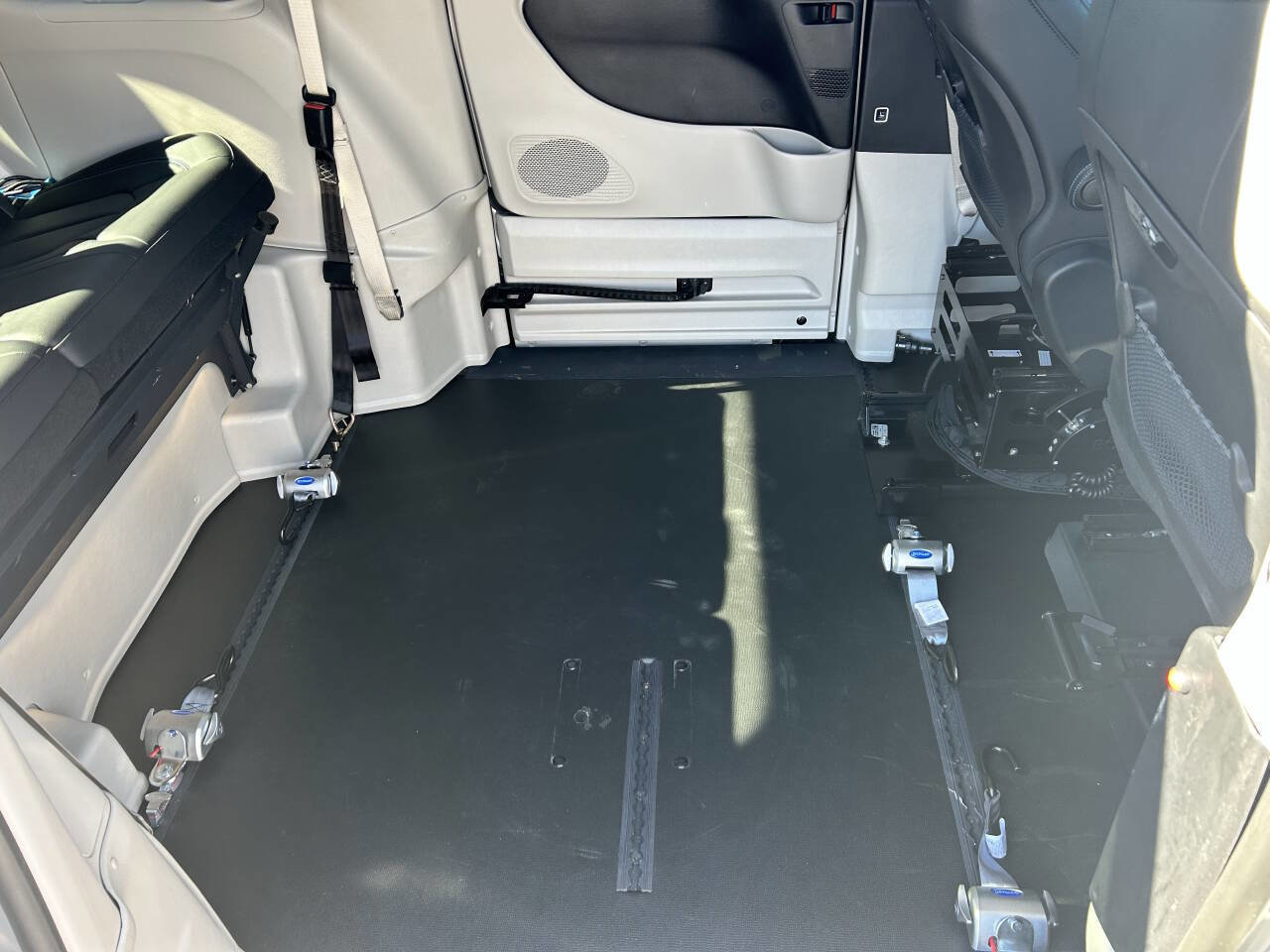 Used 2021 Chrysler Pacifica Touring-L w/ Premium & Safety Sphere Group image 5