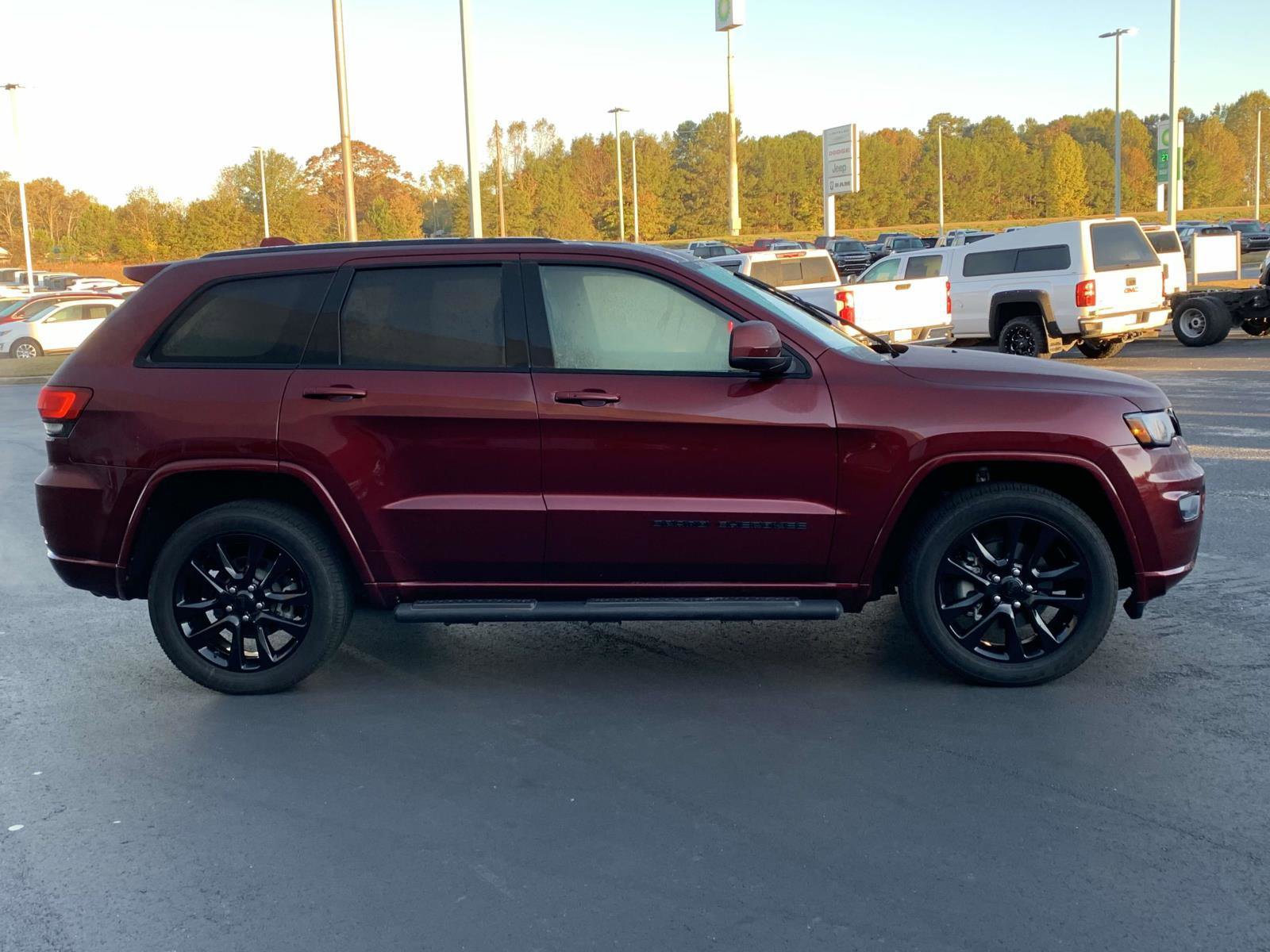 Used 2019 Jeep Grand Cherokee Altitude image 2