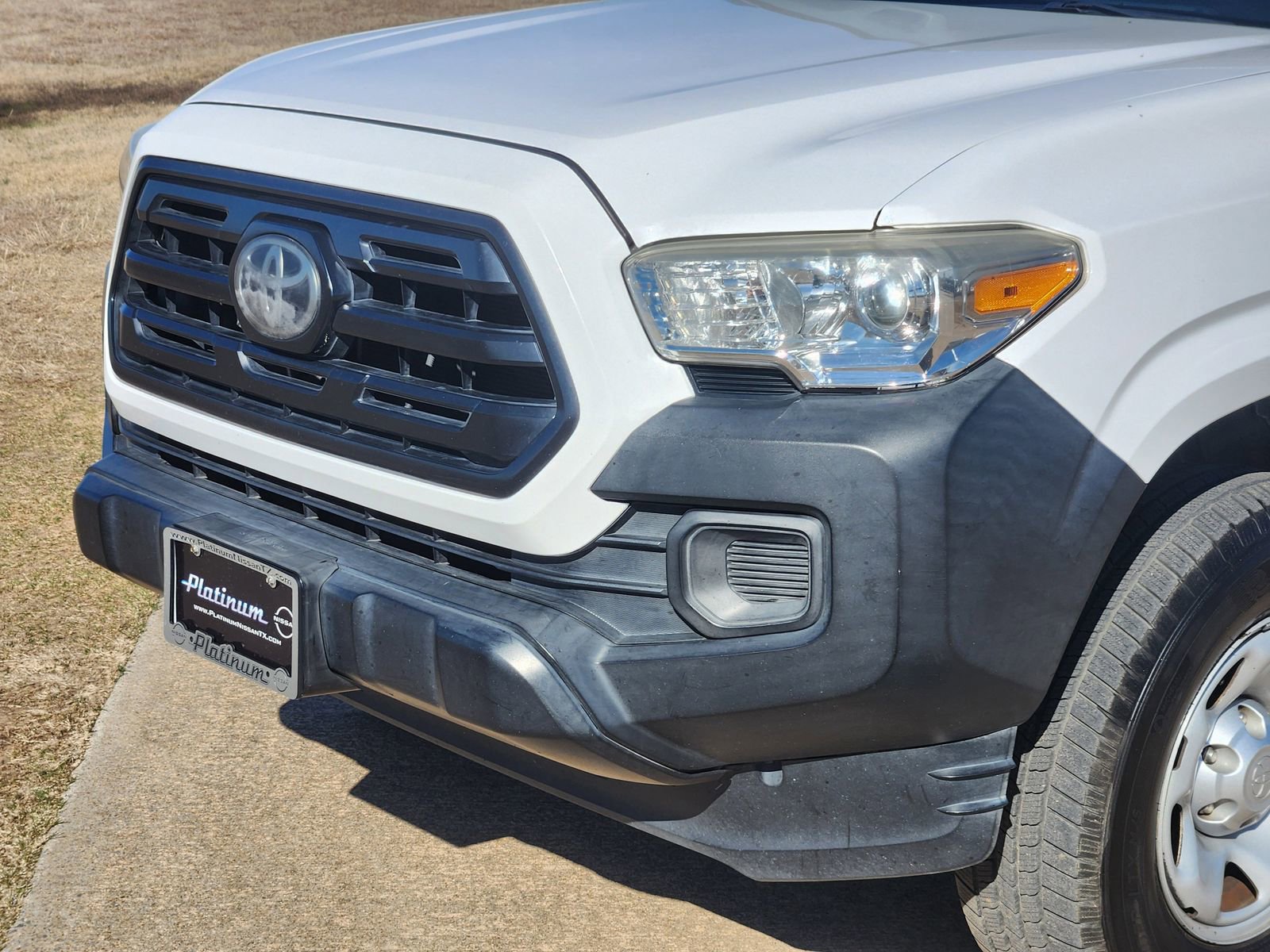 Used 2018 Toyota Tacoma SR image 10