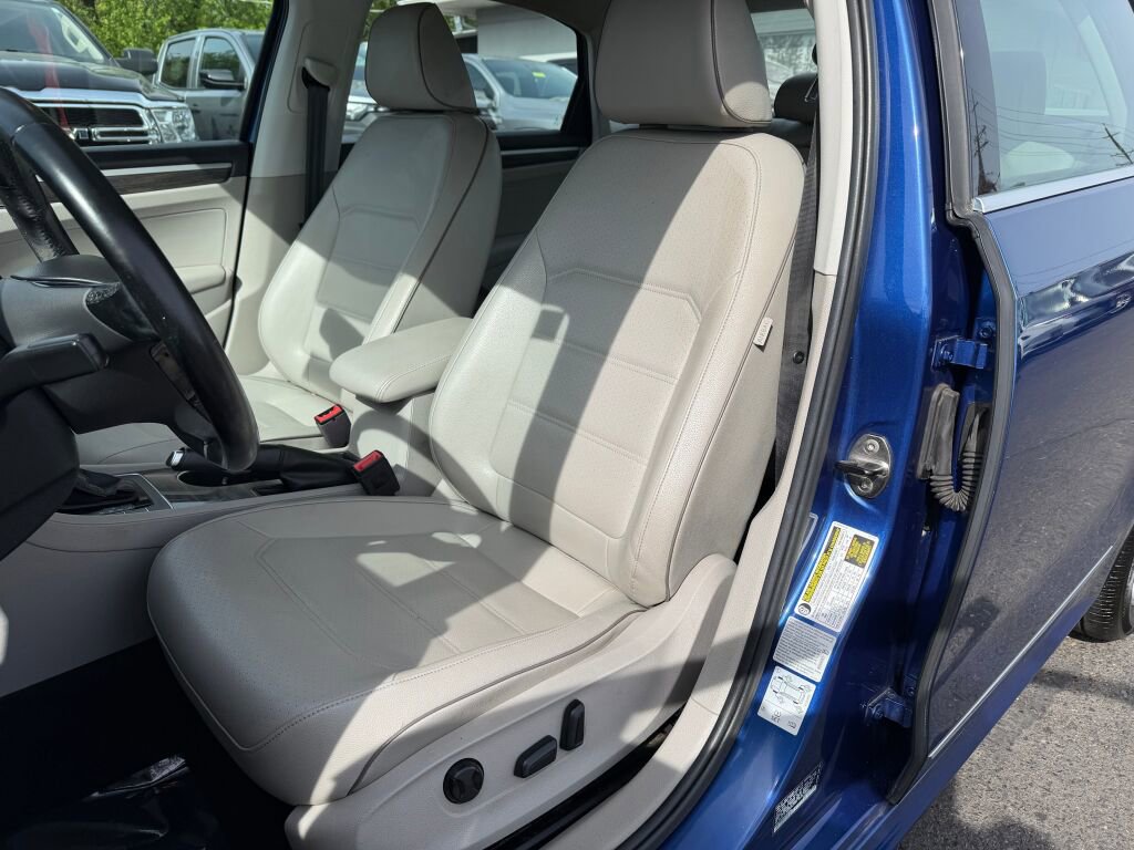 Used 2017 Volkswagen Passat 1.8T SE FWD image 12