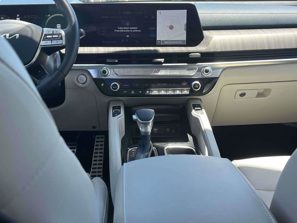 Used 2024 Kia Telluride SX w/ Towing Package AWD/4WD image 3