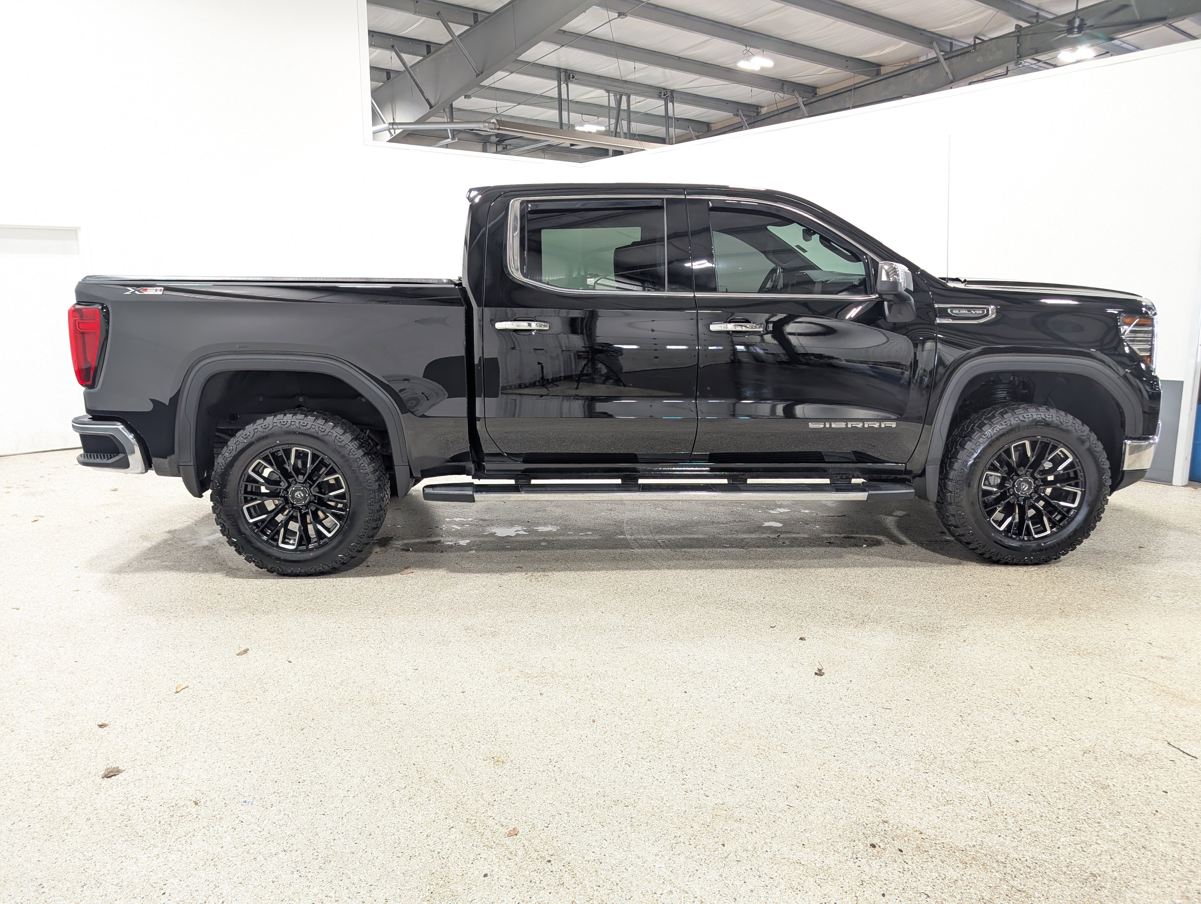 Used 2024 GMC Sierra 1500 SLT w/ SLT Premium Package AWD/4WD image 2