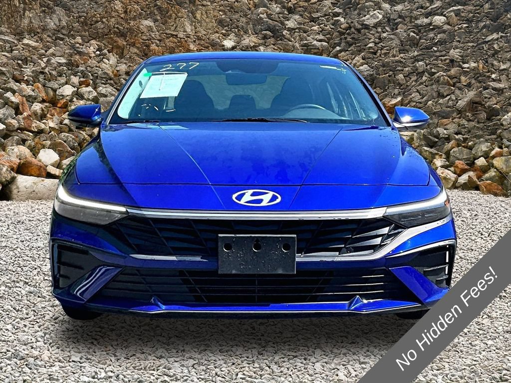 Used 2025 Hyundai Elantra SE FWD image 3