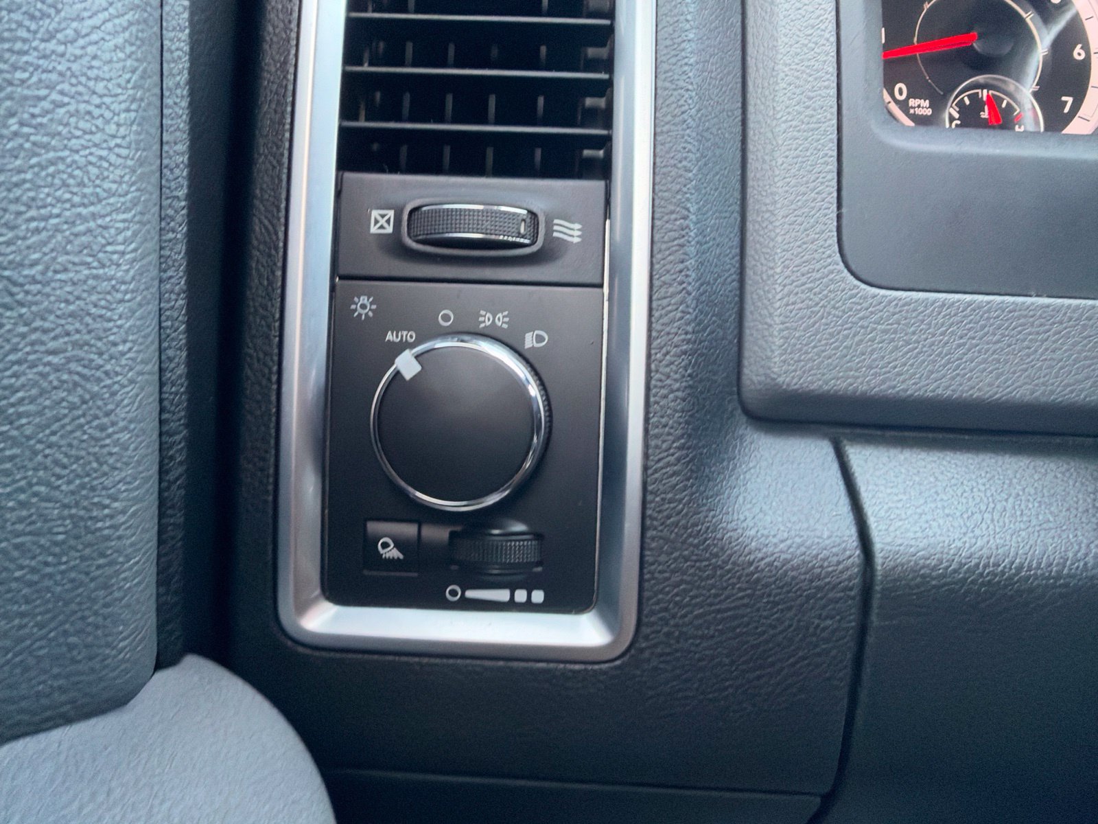 Used 2016 RAM 1500 Classic SLT AWD/4WD image 18