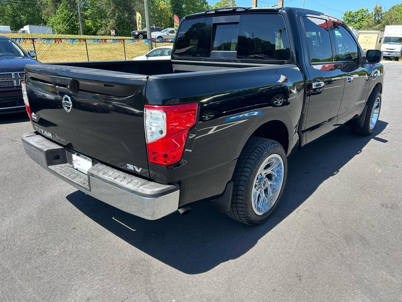 Used 2017 Nissan Titan SV RWD image 5