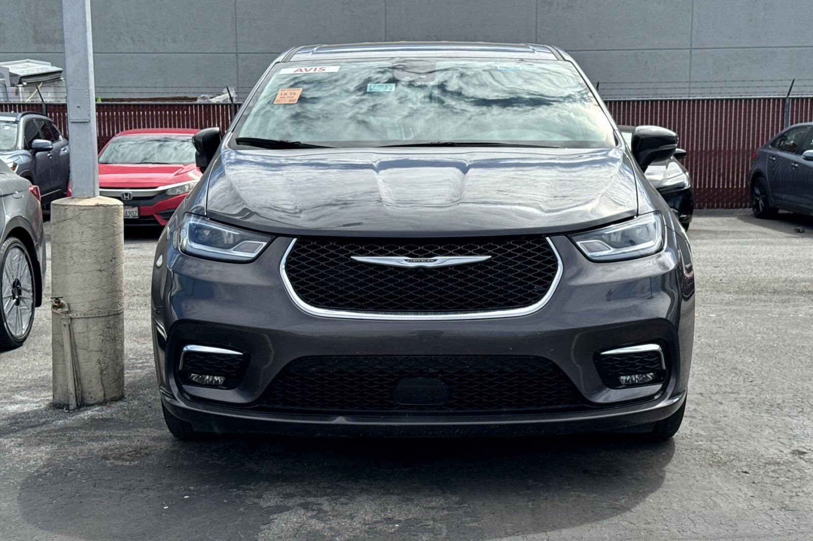 Used 2023 Chrysler Pacifica Touring-L FWD image 3