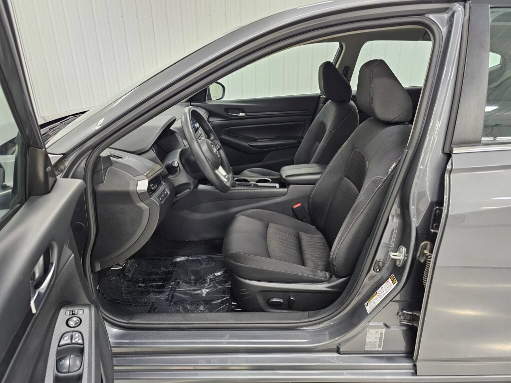 Used 2024 Nissan Altima 2.5 SV FWD image 11