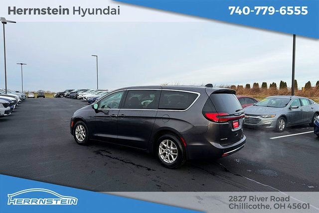 Used 2023 Chrysler Pacifica Touring-L image 5