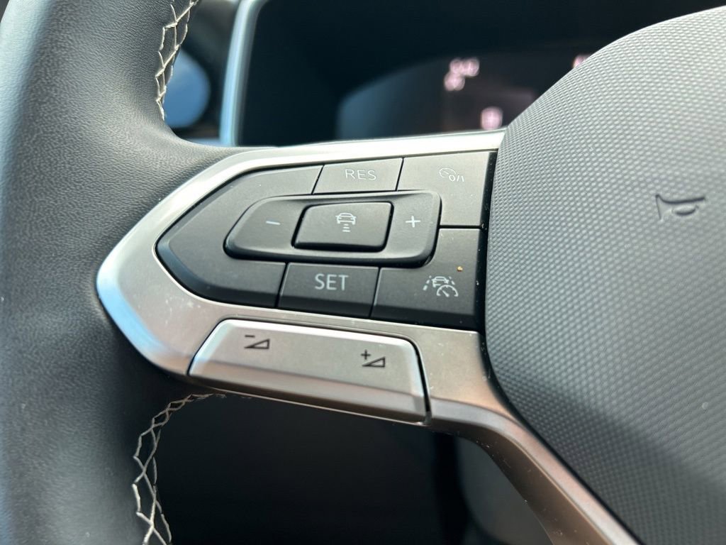 Certified 2025 Volkswagen Taos SE image 19