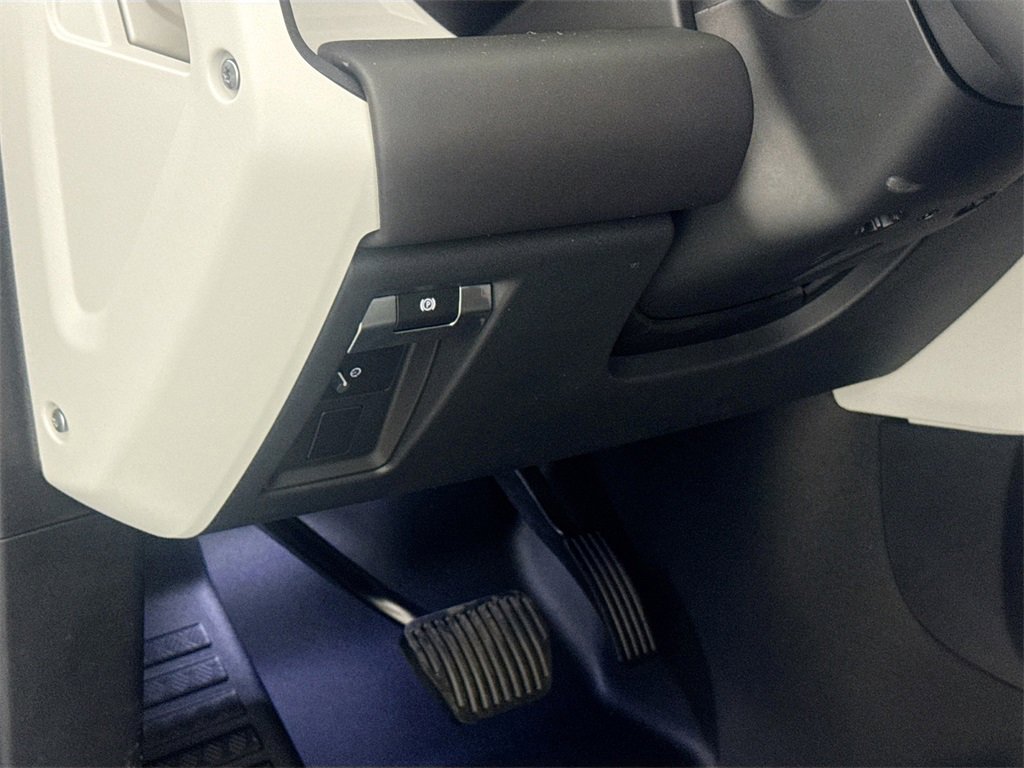 New 2026 Land Rover Defender 130 X-Dynamic SE image 10