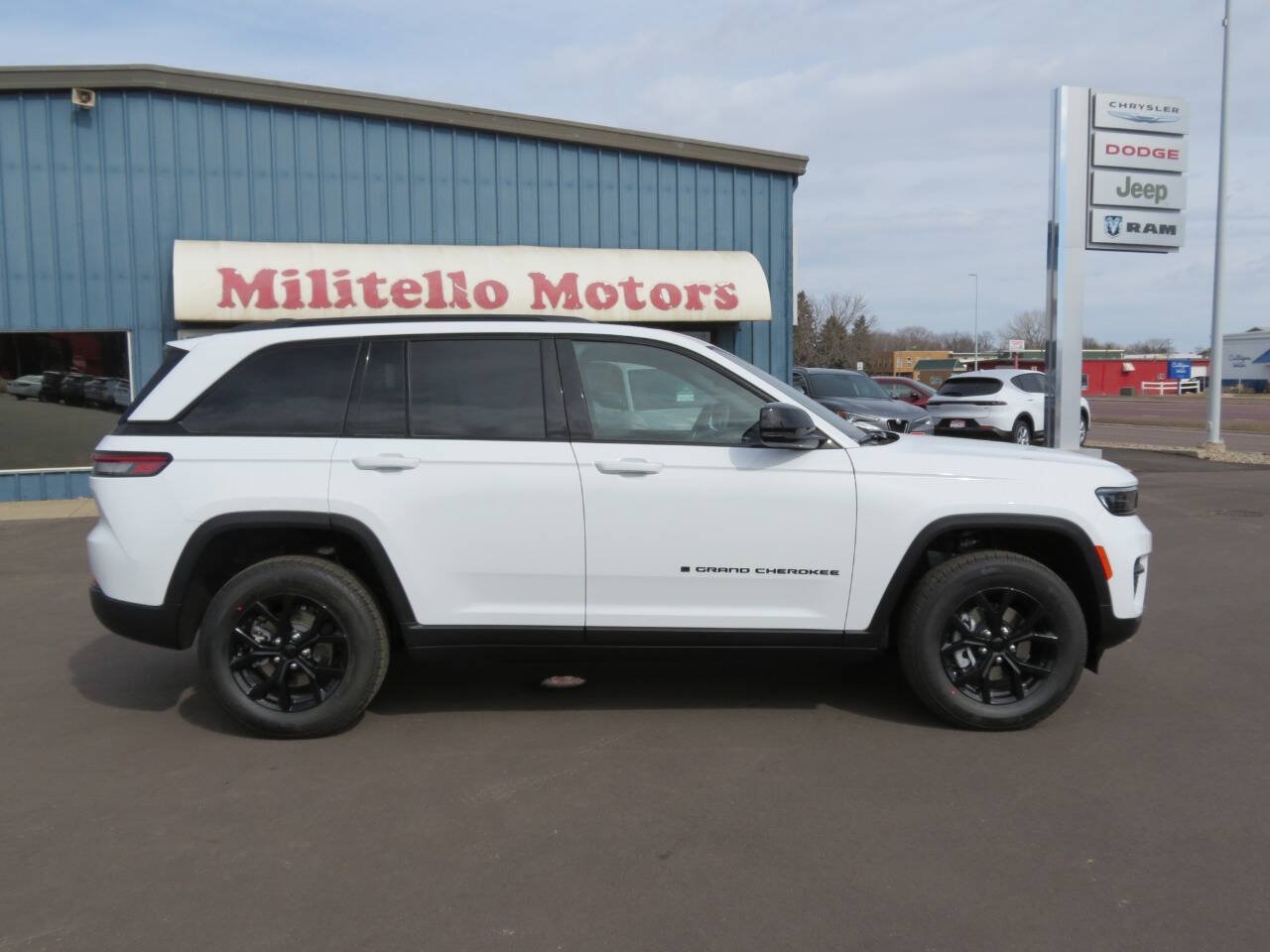Used 2025 Jeep Grand Cherokee Altitude AWD/4WD image 1
