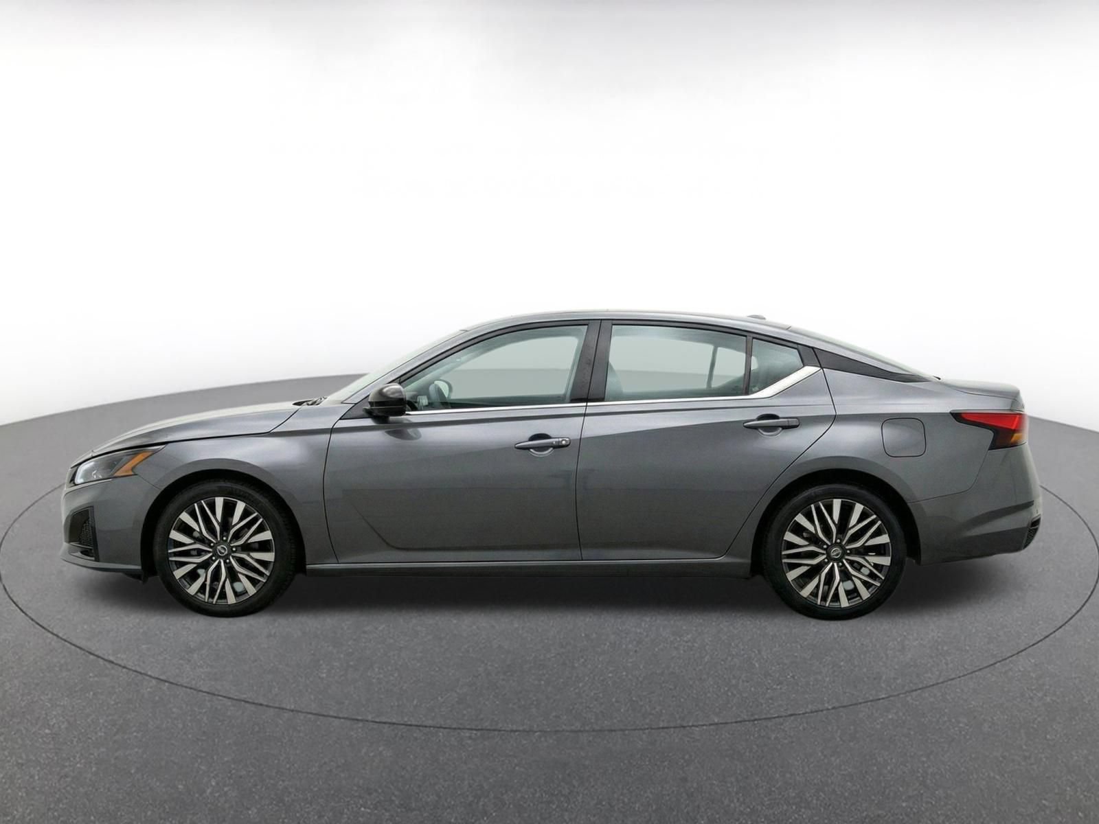 Used 2025 Nissan Altima 2.5 SV FWD image 4