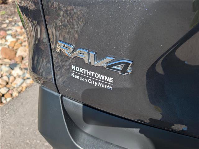 Used 2021 Toyota RAV4 LE image 17