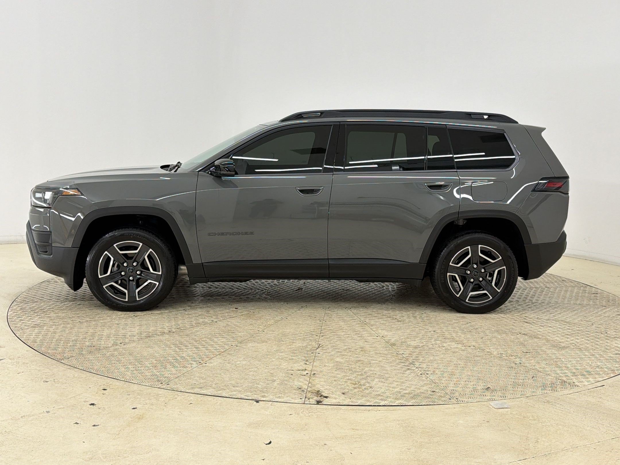 Used 2026 Jeep Cherokee Limited AWD/4WD image 2