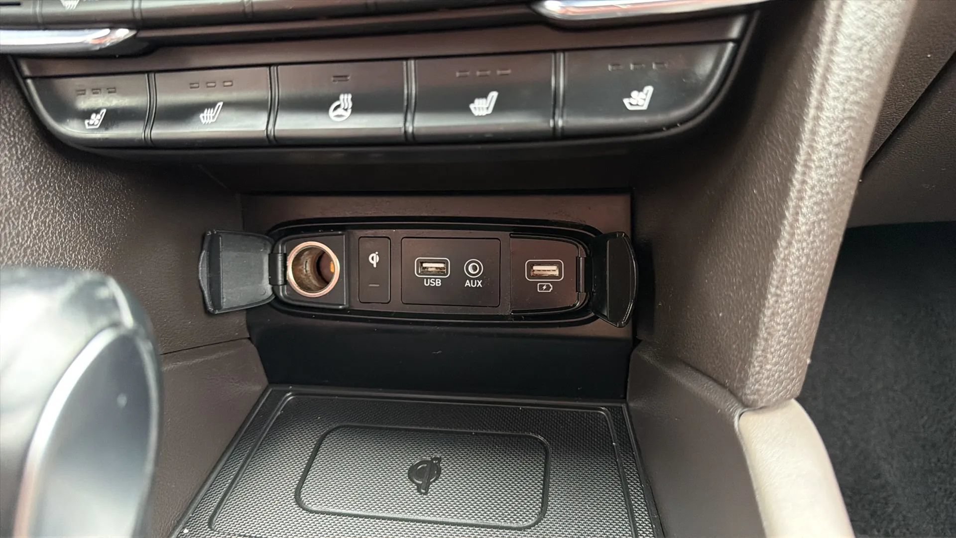 Used 2020 Hyundai Santa Fe Limited AWD/4WD image 19
