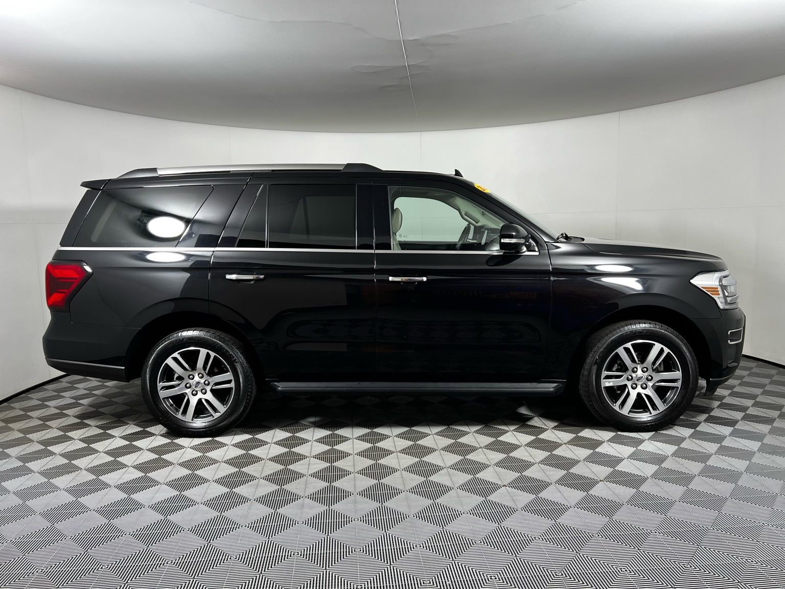 Used 2024 Ford Expedition Limited image 4