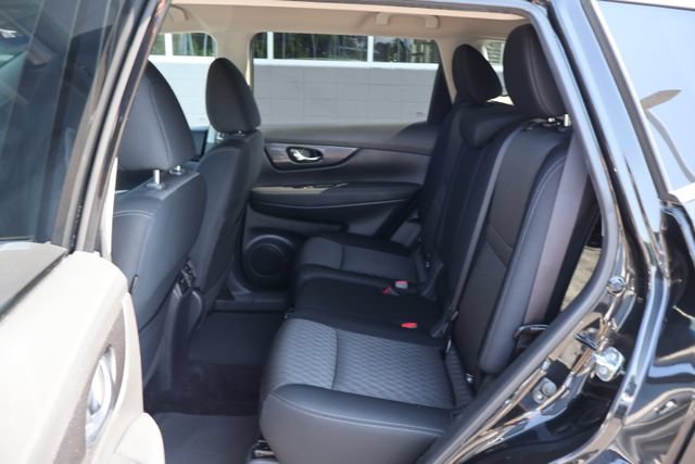 Used 2017 Nissan Rogue SV AWD/4WD image 17