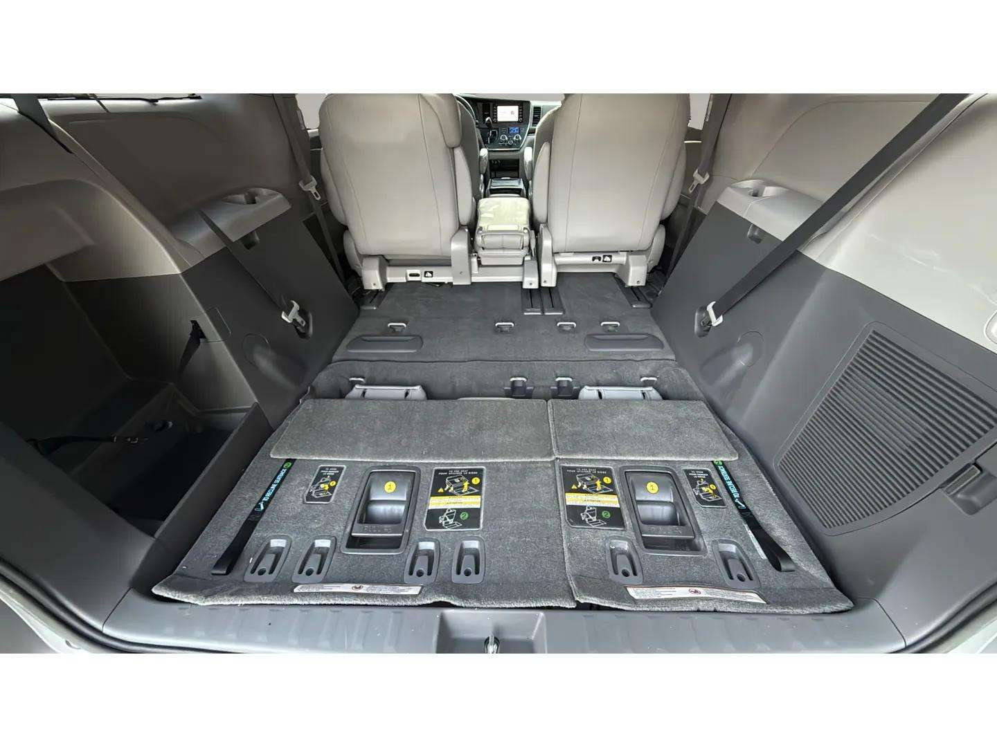 Used 2018 Toyota Sienna XLE image 53