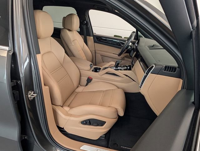 Used 2023 Porsche Cayenne AWD/4WD image 15