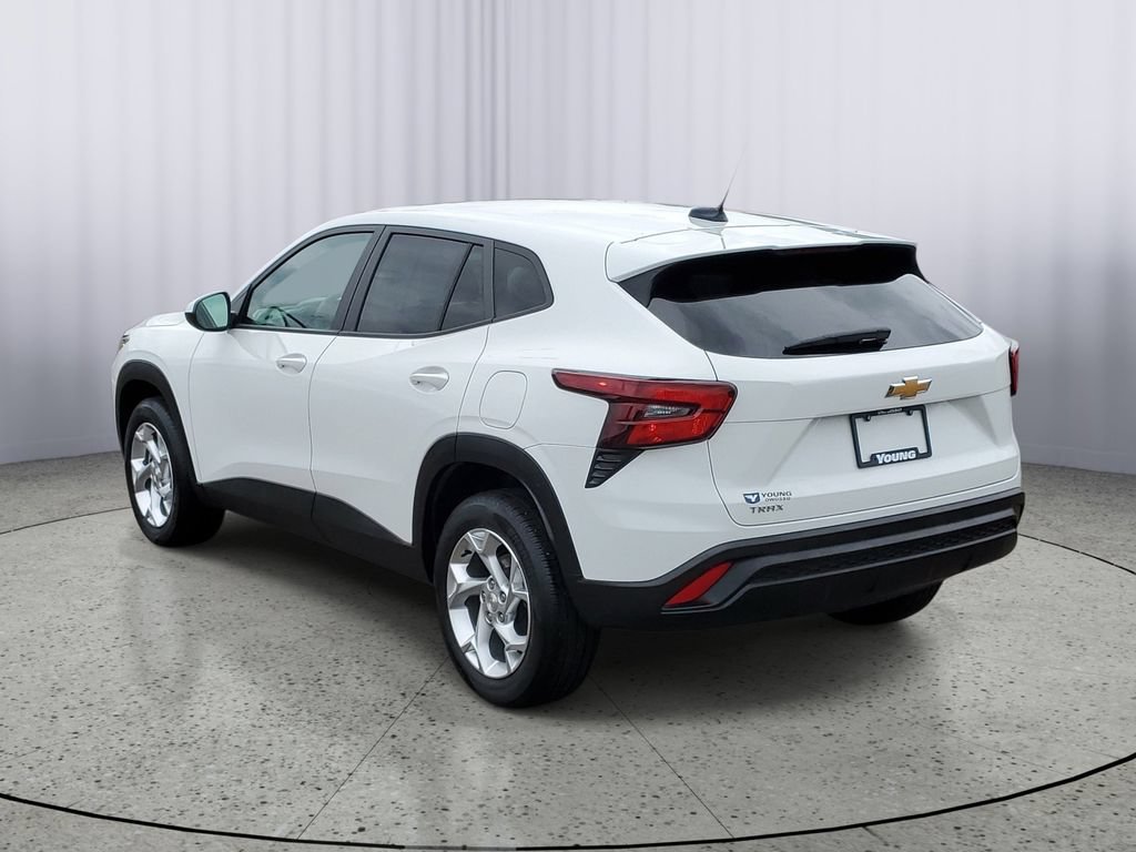 Used 2024 Chevrolet Trax LS w/ LS Convenience Package FWD image 4