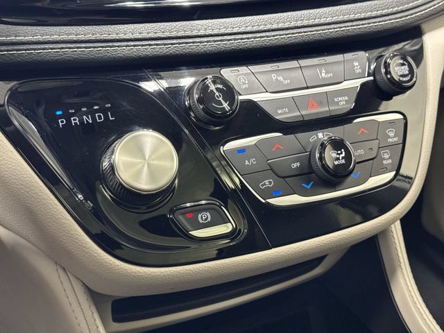 Used 2023 Chrysler Pacifica Limited FWD image 22