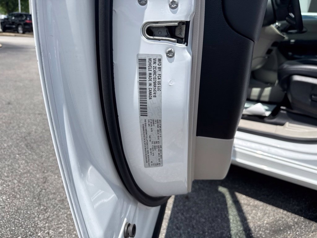 Used 2024 Chrysler Pacifica Limited FWD image 42