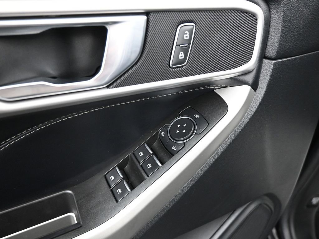 Used 2022 Ford Explorer XLT w/ Equipment Group 202A image 9