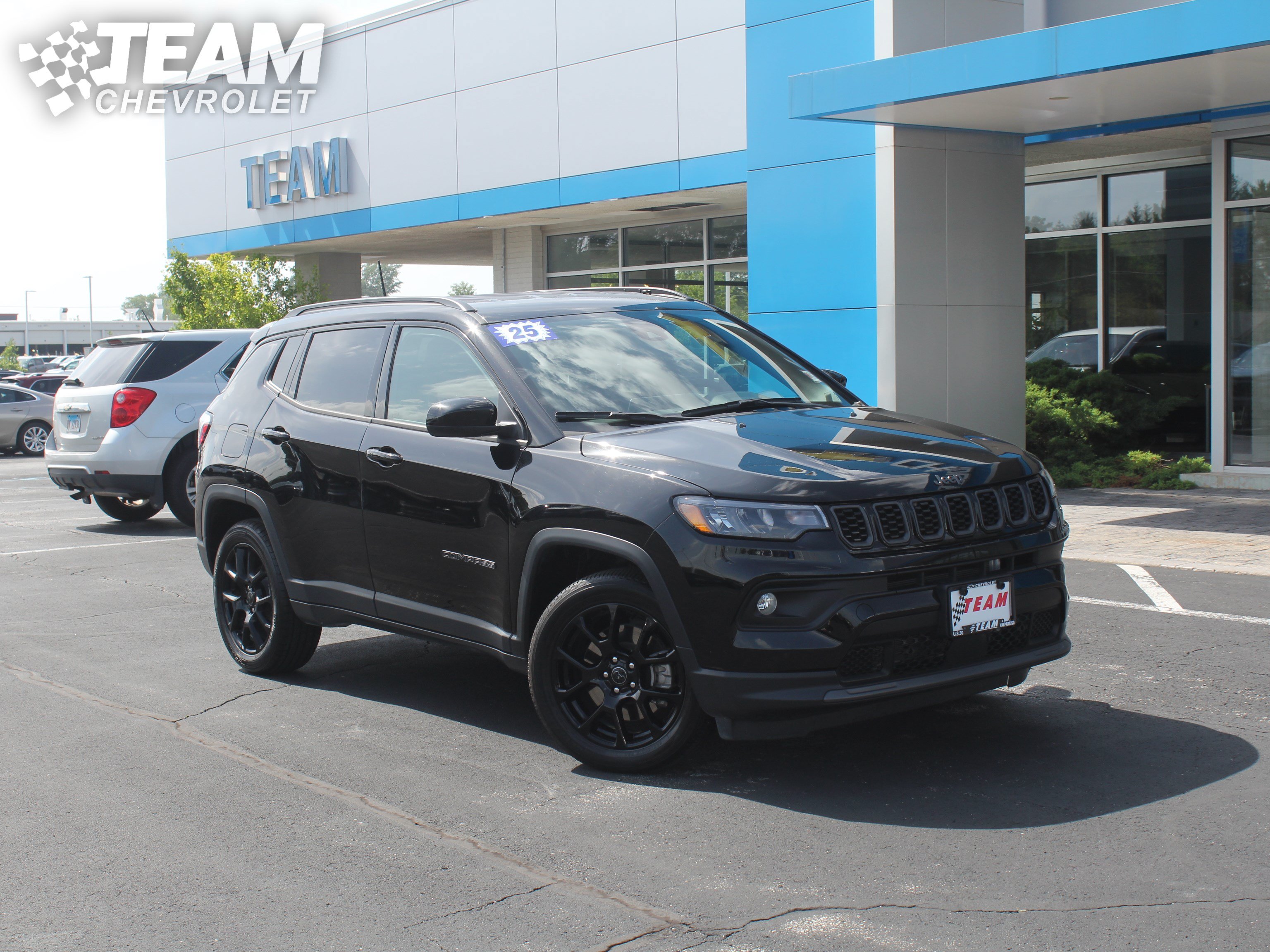 Used 2025 Jeep Compass Latitude w/ Convenience Group AWD/4WD image 2