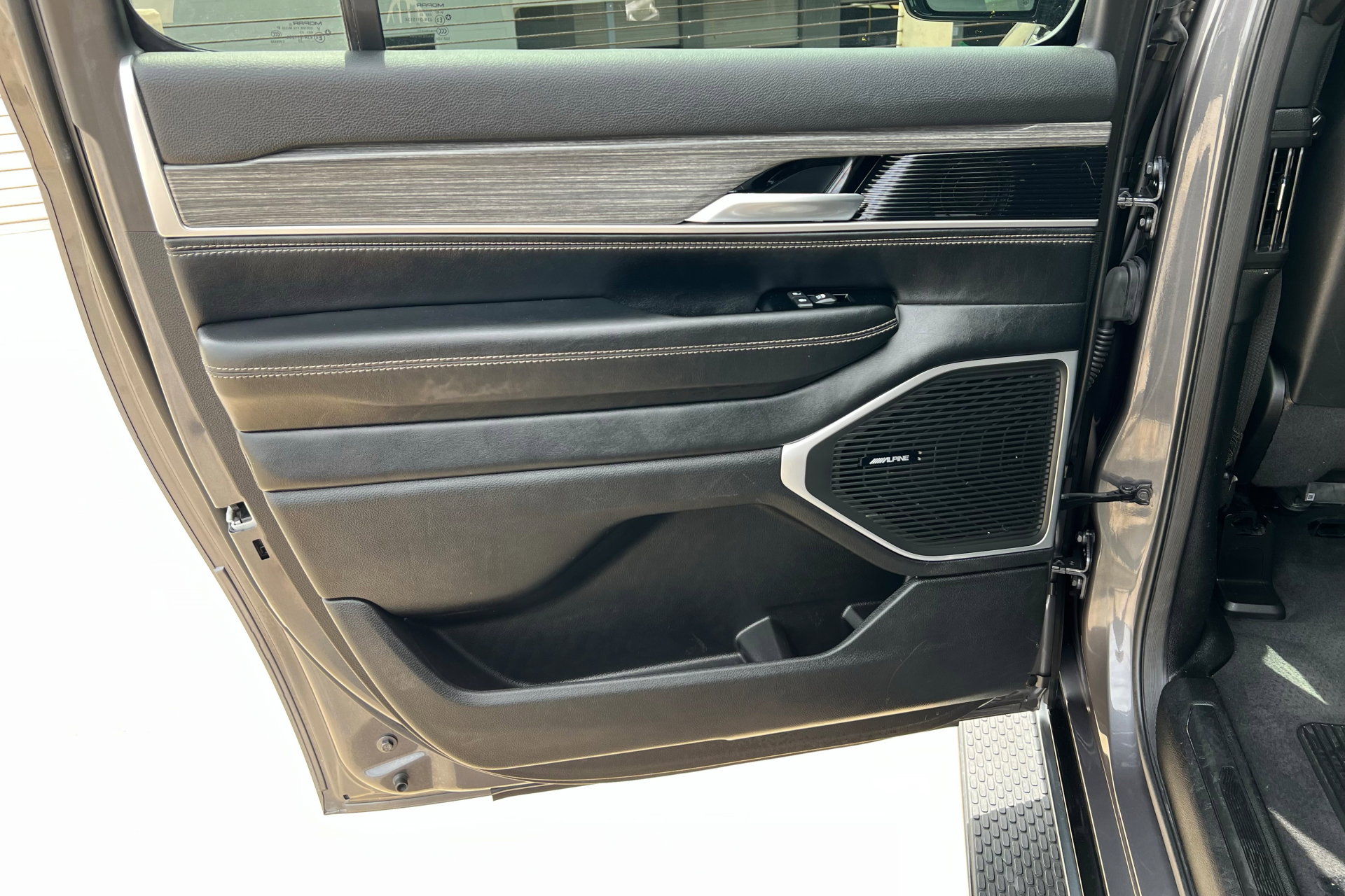 Used 2023 Jeep Wagoneer L Series II image 18