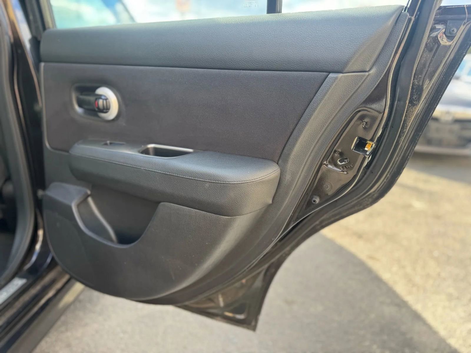 Used 2011 Nissan Versa SL w/ Premium Pkg FWD image 11