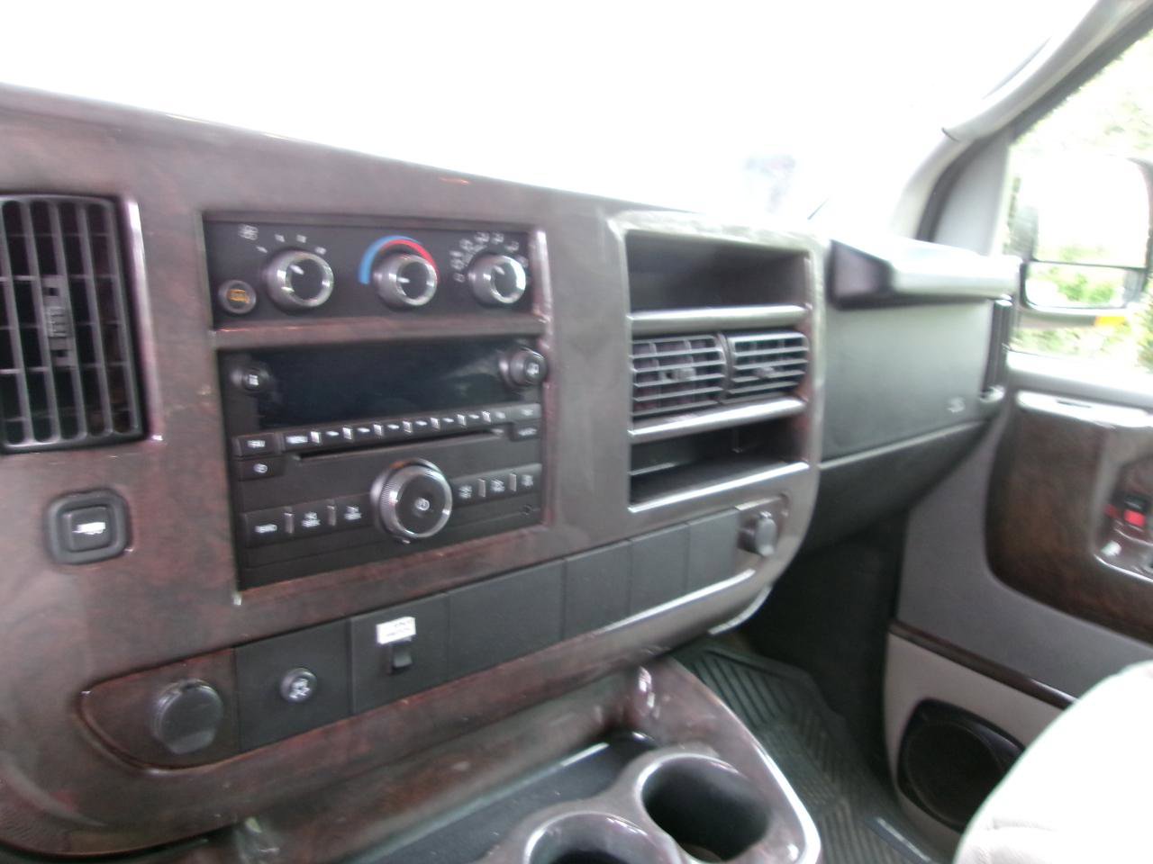 Used 2008 GMC Savana 1500 w/ Preferred Equipment Group RWD image 18