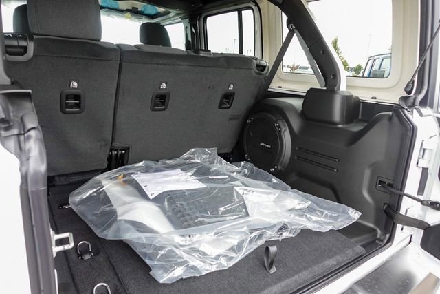 New 2026 Jeep Wrangler Unlimited Rubicon w/ Technology Group AWD/4WD image 31