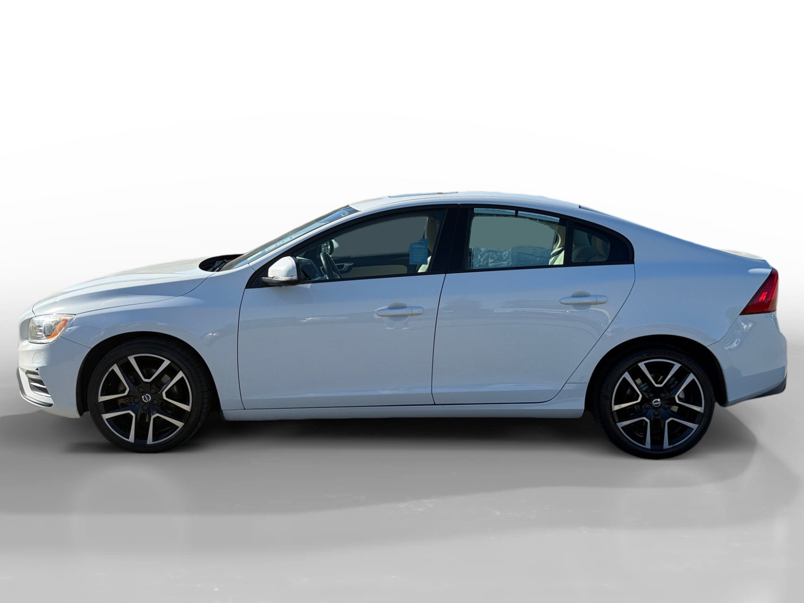 Used 2017 Volvo S60 T5 Dynamic image 2