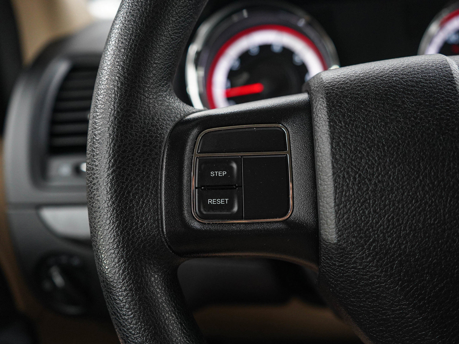 Used 2015 Dodge Grand Caravan SXT FWD image 28