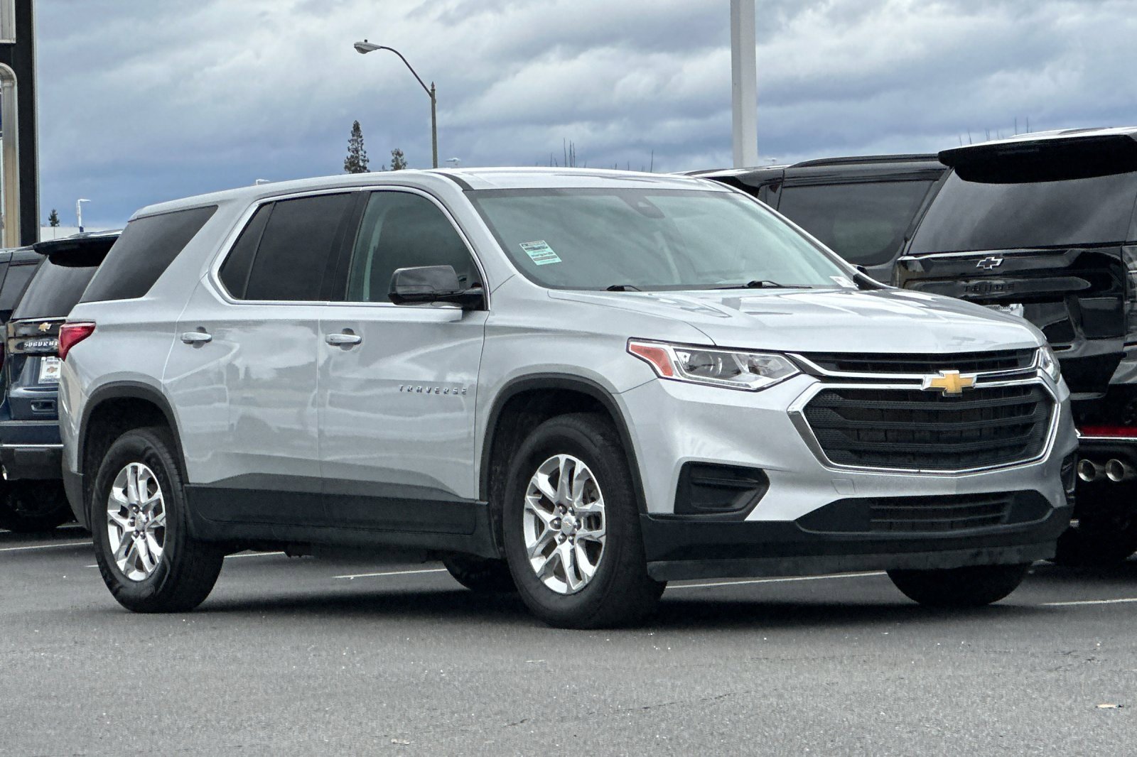 Used 2020 Chevrolet Traverse LS image 2