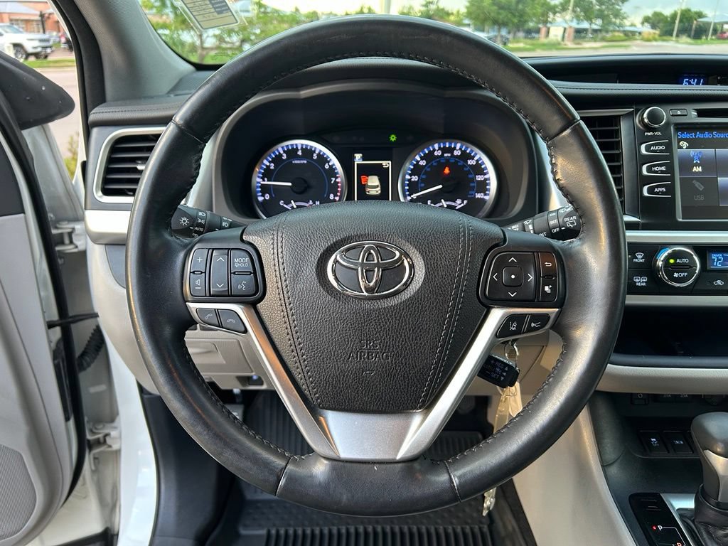 Used 2018 Toyota Highlander Plus AWD/4WD image 22