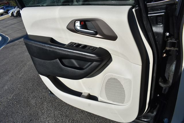 Used 2018 Chrysler Pacifica Touring-L Plus FWD image 38