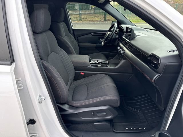 Used 2025 Honda Pilot Sport image 13