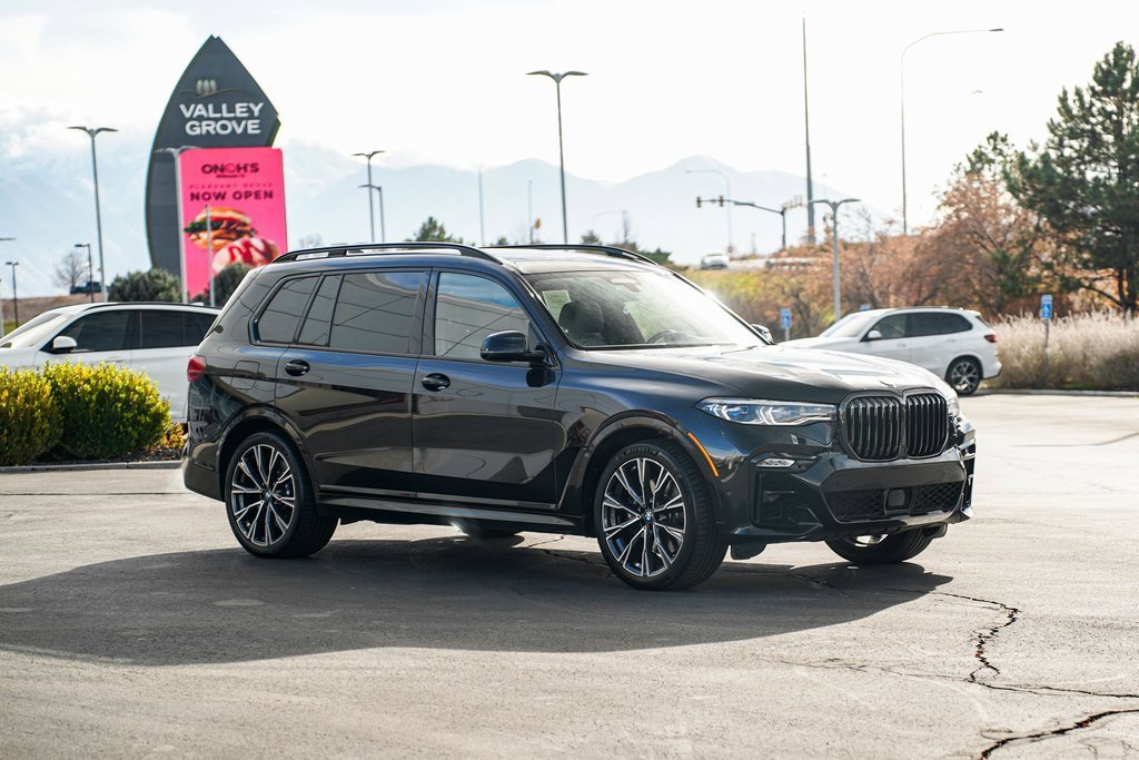 Used 2022 BMW X7 M50i image 3