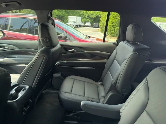 Used 2025 Chevrolet Traverse LT FWD image 21