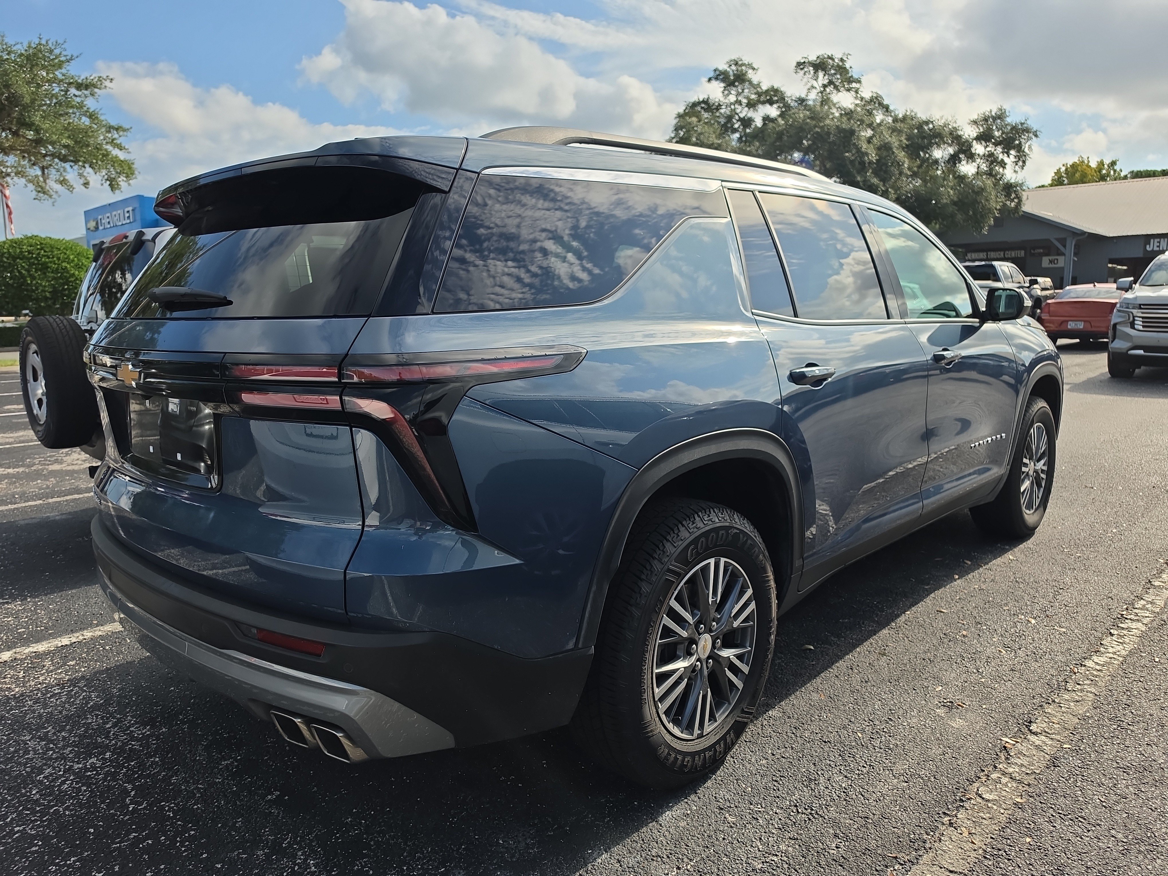 Used 2025 Chevrolet Traverse LT FWD image 3