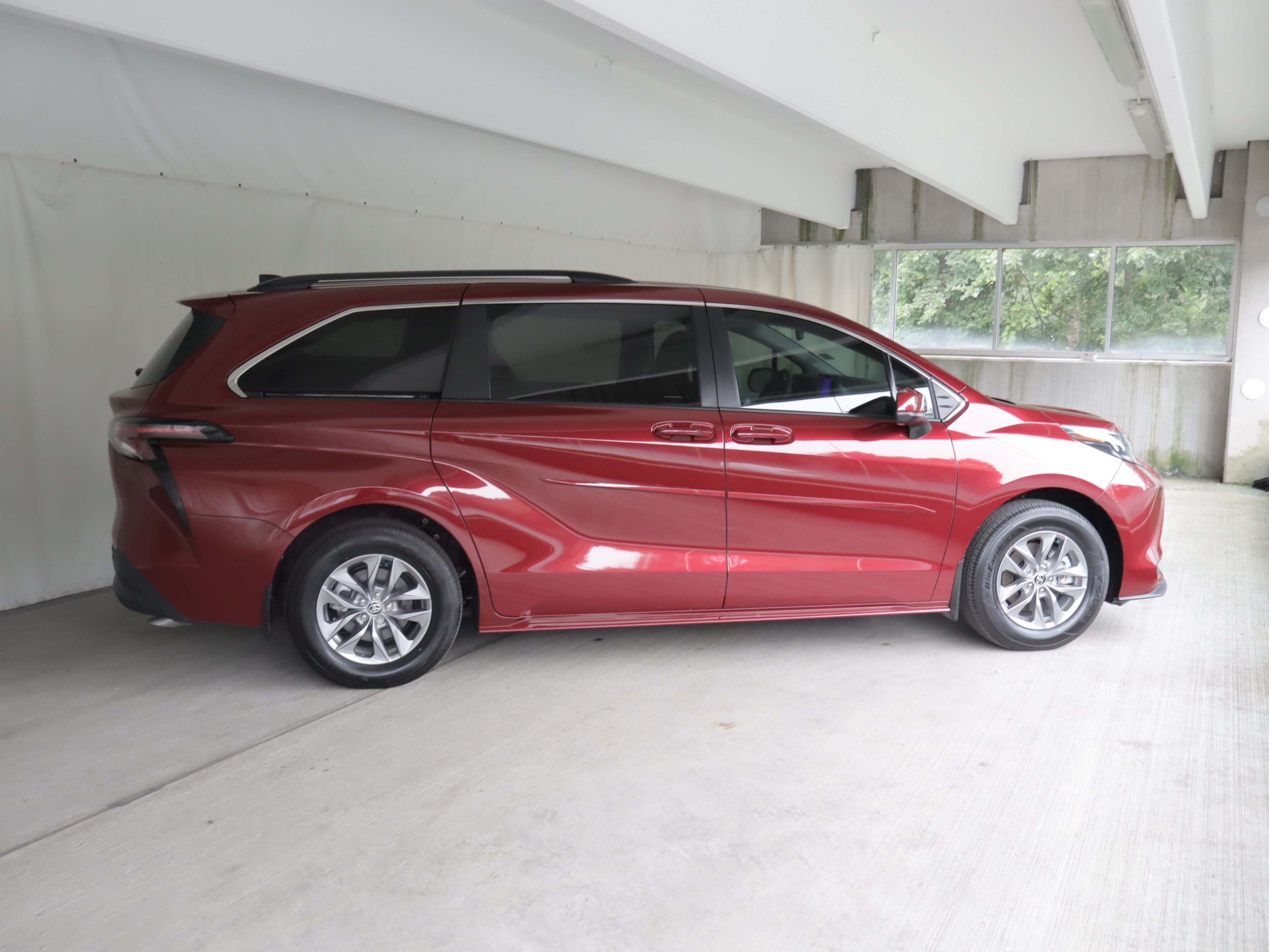 Used 2026 Toyota Sienna LE FWD image 4