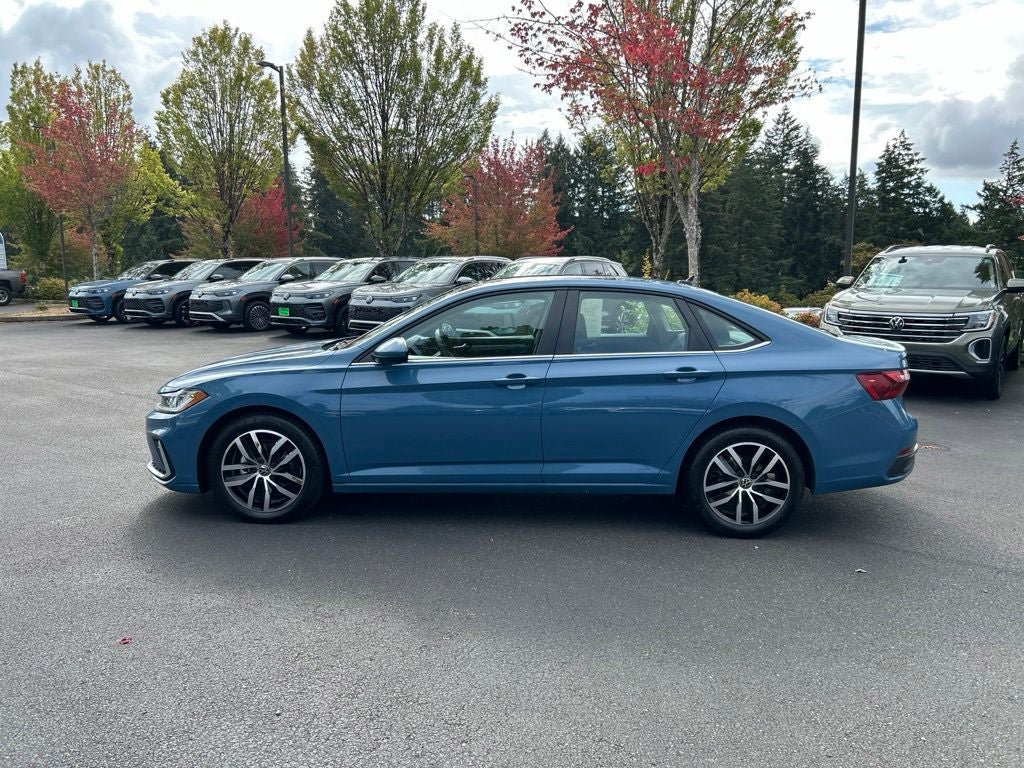 Used 2025 Volkswagen Jetta SE FWD image 3