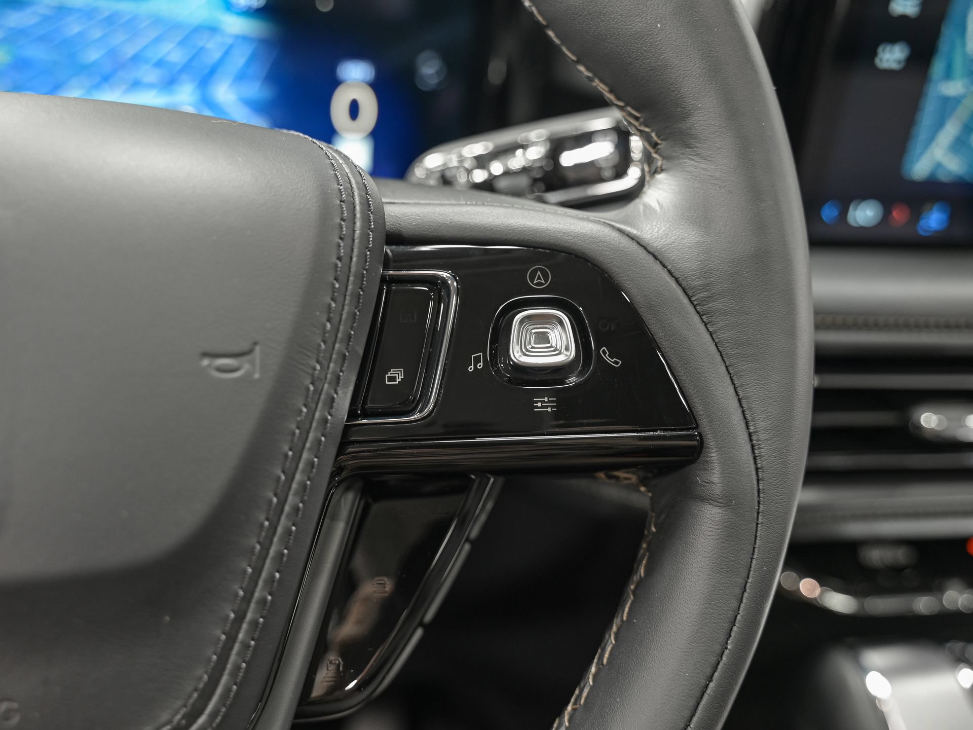 Used 2025 Lincoln Aviator AWD image 19