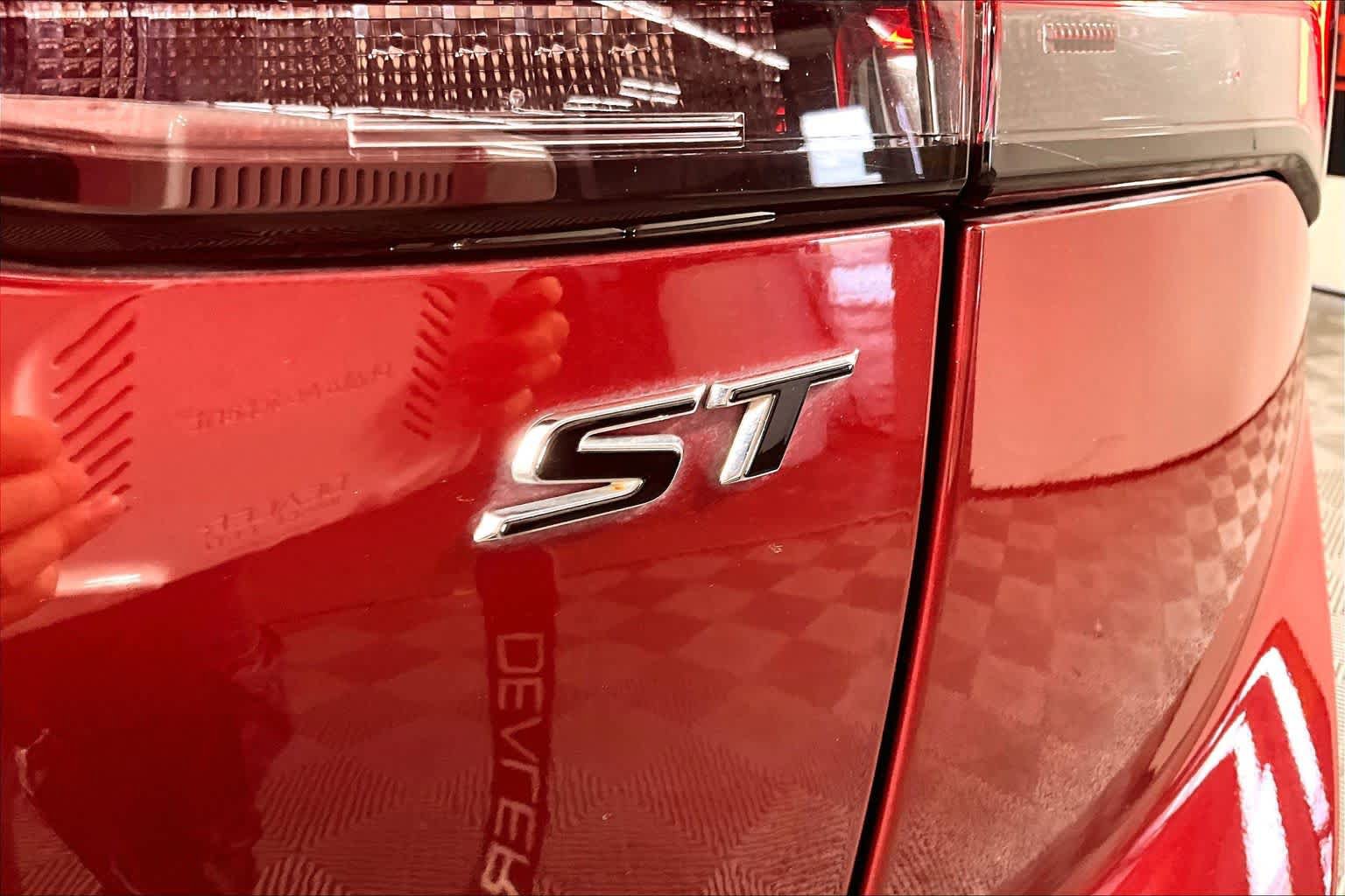 Certified 2021 Buick Envision Essence w/ Sport Touring Package image 10