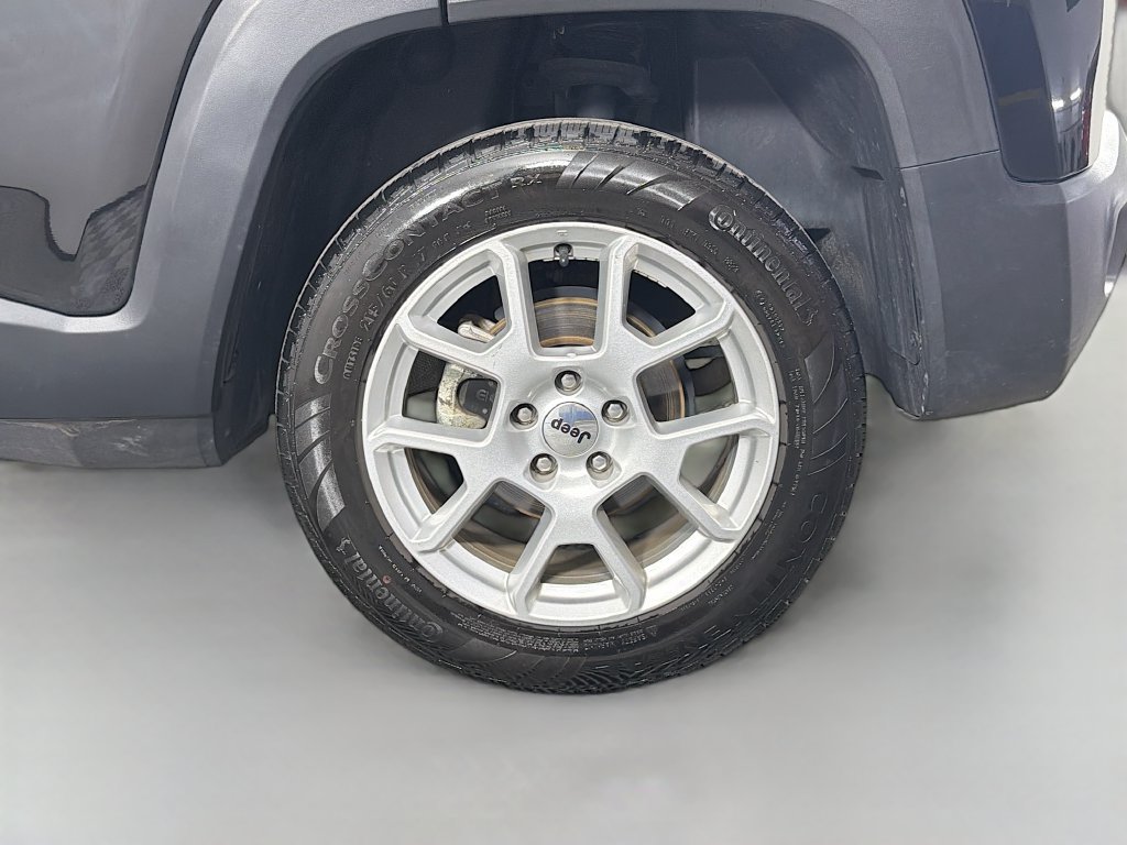 Used 2023 Jeep Renegade Latitude AWD/4WD image 29