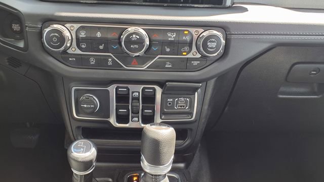 Used 2025 Jeep Wrangler Sahara image 25