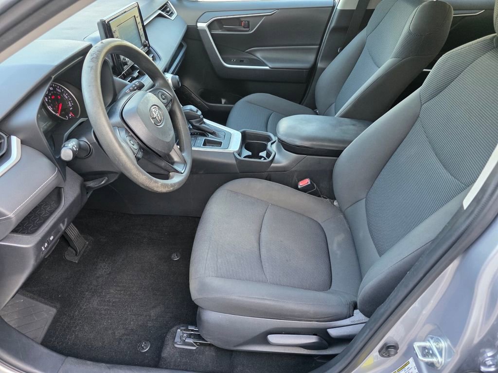 Used 2021 Toyota RAV4 LE image 9